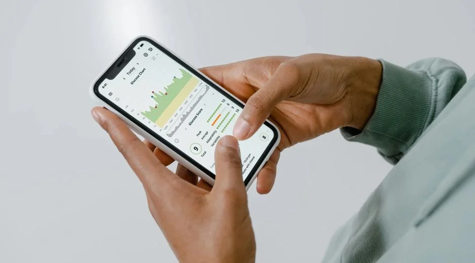 Un smartphone élégant affichant une œuvre dans un décor minimaliste, idéal pour des thèmes liés à la technologie et au design.